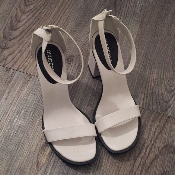 Comfy and Stylish white sandal heels - Picture 2 of 3